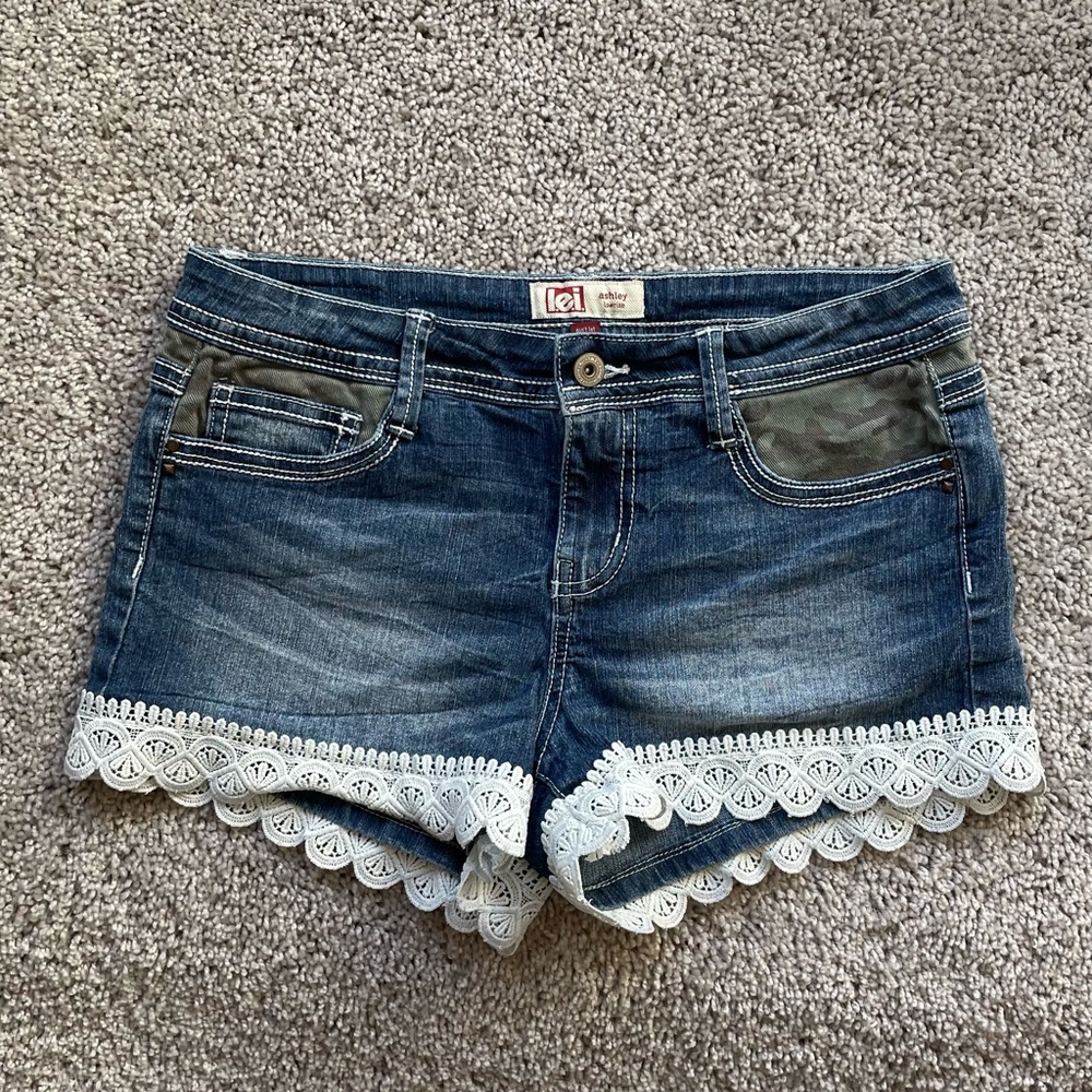 l.e.i. ashley low rise size 9 reg jean shorts lace hem camouflage trim fading